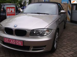 BMW 1-serie Cabrio met gesloten stoffen kap voor de garage in Haarlem