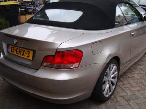 BMW 1-serie Cabrio met gesloten stoffen kap voor de garage in Haarlem