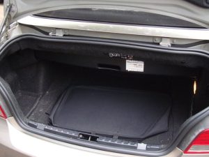 BMW 1-serie Cabrio met gesloten stoffen kap voor de garage in Haarlem