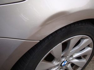BMW 1-serie Cabrio met gesloten stoffen kap voor de garage in Haarlem