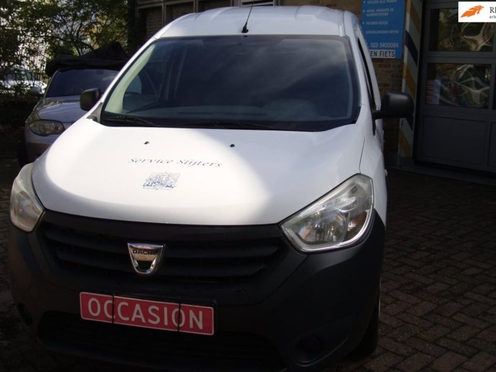 Witte Dacia Dokker bestelwagen voor de gevel van Garage Rapid