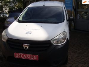 Witte Dacia Dokker bestelwagen voor de gevel van Garage Rapid