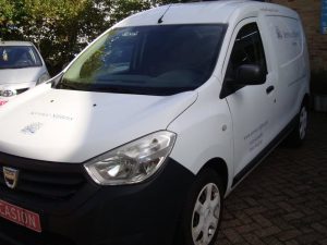 Witte Dacia Dokker bestelwagen voor de gevel van Garage Rapid