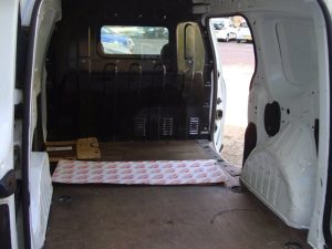 Witte Dacia Dokker bestelwagen voor de gevel van Garage Rapid