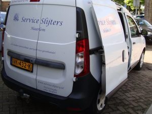 Witte Dacia Dokker bestelwagen voor de gevel van Garage Rapid