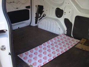 Witte Dacia Dokker bestelwagen voor de gevel van Garage Rapid
