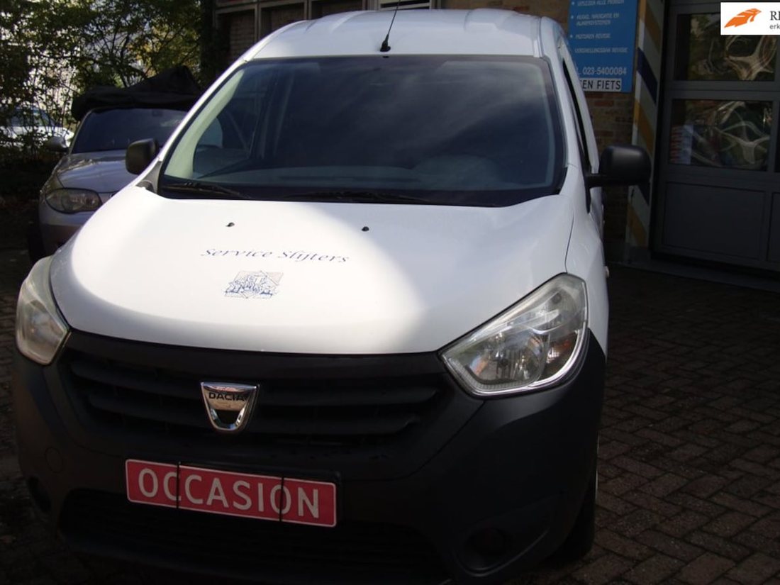 Witte Dacia Dokker bestelwagen voor de gevel van Garage Rapid