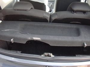 Donkergrijze Peugeot 107 voor de deur bij Garage Rapid in Haarlem