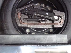 Donkergrijze Peugeot 107 voor de deur bij Garage Rapid in Haarlem