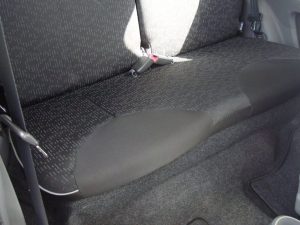 Donkergrijze Peugeot 107 voor de deur bij Garage Rapid in Haarlem
