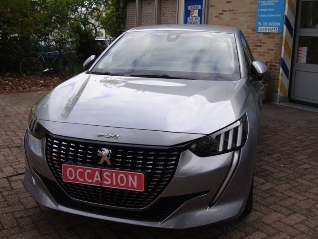 Grijze Peugeot 208 uit 2020 voor de gevel van Garage Rapid