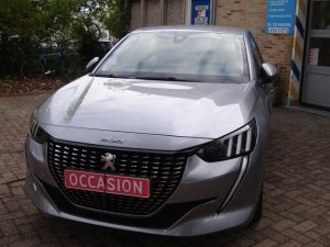 Grijze Peugeot 208 uit 2020 voor de gevel van Garage Rapid
