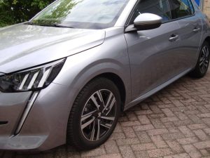 Grijze Peugeot 208 uit 2020 voor de gevel van Garage Rapid