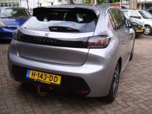 Grijze Peugeot 208 uit 2020 voor de gevel van Garage Rapid