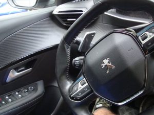 Grijze Peugeot 208 uit 2020 voor de gevel van Garage Rapid