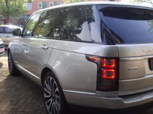 Land Rover Range Rover SVAutobiography voor de deur bij Garage Rapid in Haarlem