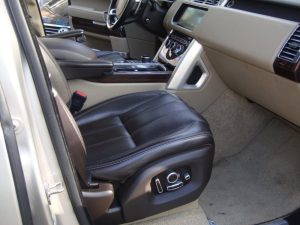 Land Rover Range Rover SVAutobiography voor de deur bij Garage Rapid in Haarlem