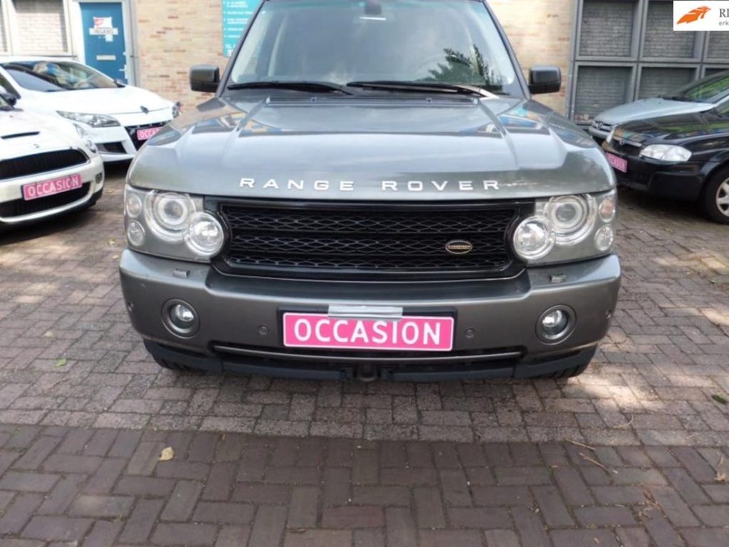 Grijze Land Rover Range Rover Vogue met trekhaak voor de garage