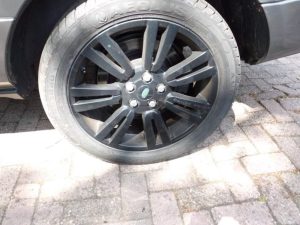 Grijze Land Rover Range Rover Vogue met trekhaak voor de garage