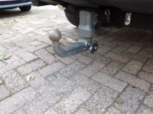 Grijze Land Rover Range Rover Vogue met trekhaak voor de garage