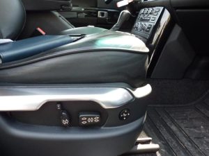 Grijze Land Rover Range Rover Vogue met trekhaak voor de garage