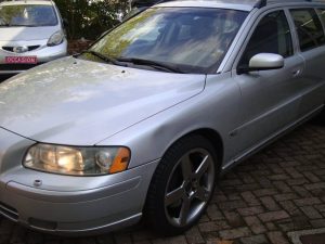 Zilvergrijze Volvo V70 stationwagen voor de gevel van Garage Rapid