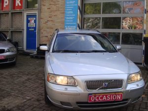 Zilvergrijze Volvo V70 stationwagen voor de gevel van Garage Rapid