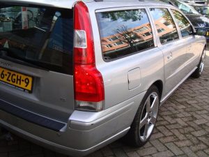 Zilvergrijze Volvo V70 stationwagen voor de gevel van Garage Rapid
