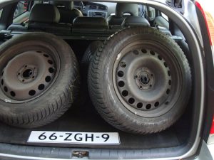 Zilvergrijze Volvo V70 stationwagen voor de gevel van Garage Rapid