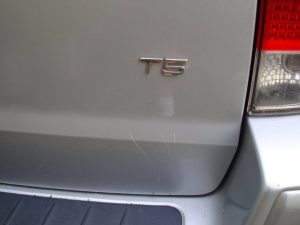 Zilvergrijze Volvo V70 stationwagen voor de gevel van Garage Rapid
