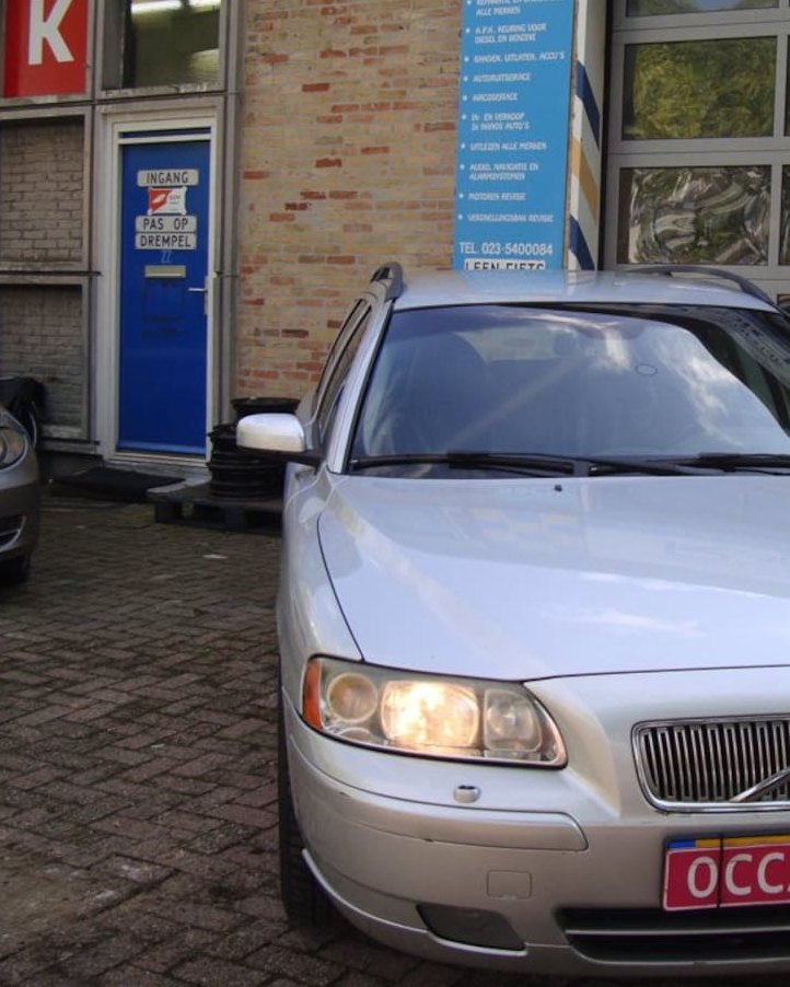 De gevel van Garage Rapid aan het Prinses Beatrixplein in Haarlem, met de APK-letters in de ramen